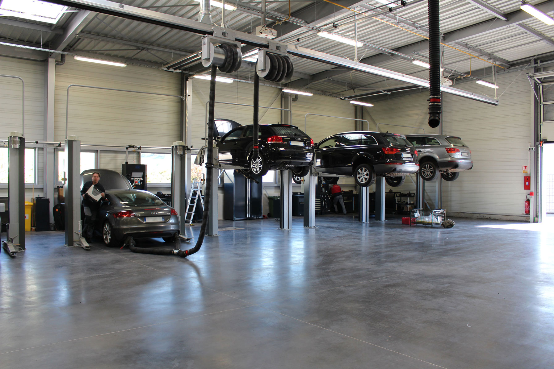 AUDIs placed on Ravaglioli car lifts receive treatment and maintenance