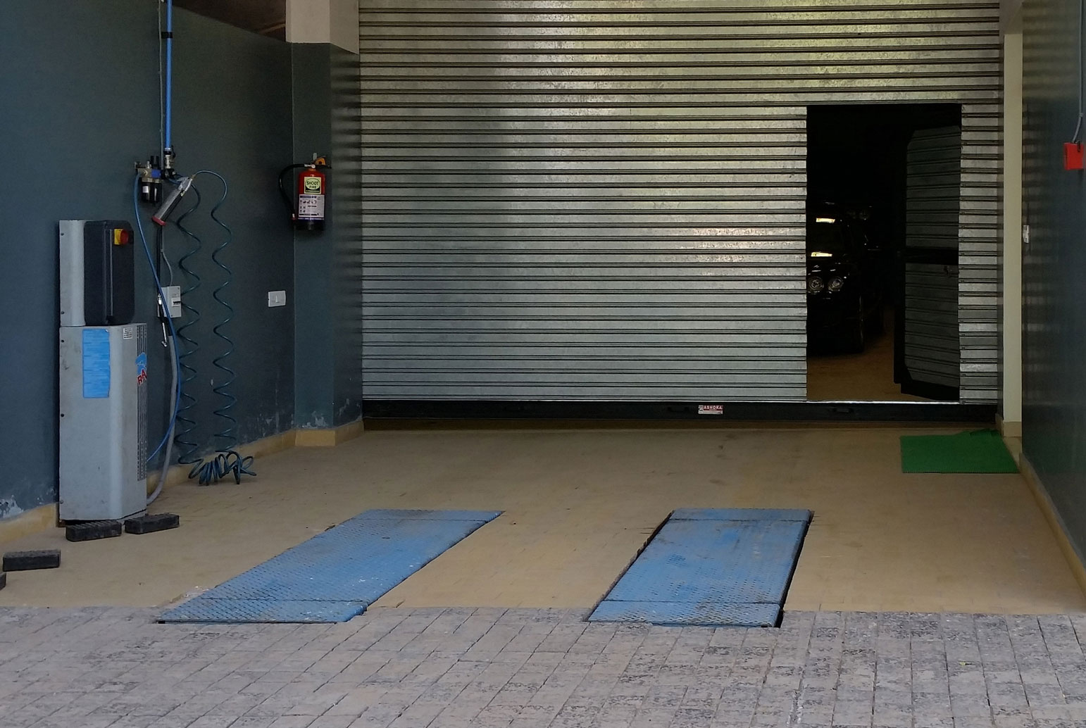 Ravaglioli scissor lift embedded in the floor of a mechanical workshop